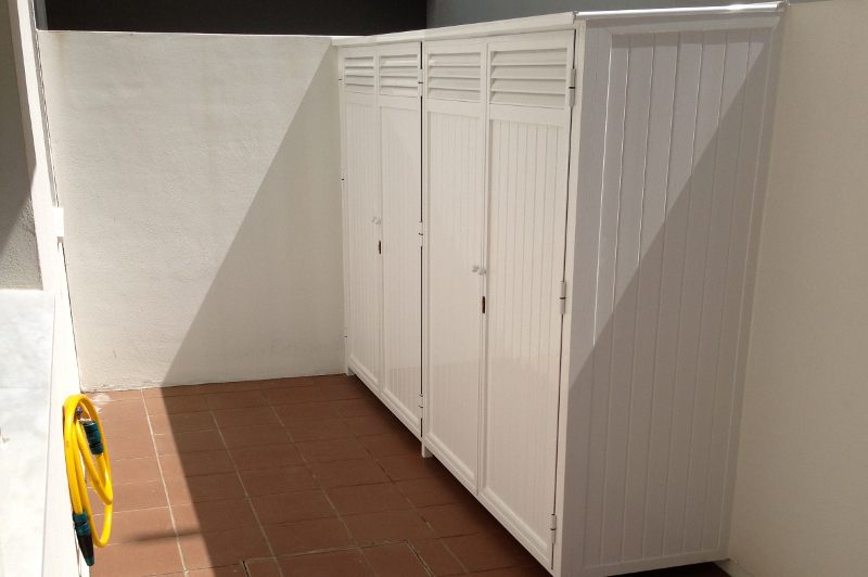 Piscina: Dotada de vestuarios y servicios