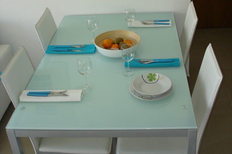 Salón - comedor: Mesa para cuatro comensales