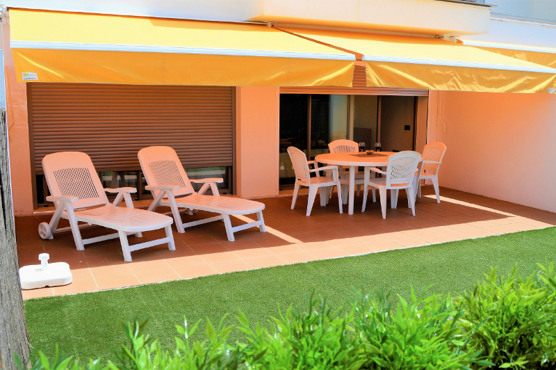 Terraza - Jardín: Provista de toldos